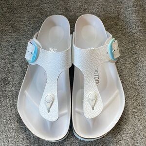 NWOT Gizeh Big Buckle White Size 9